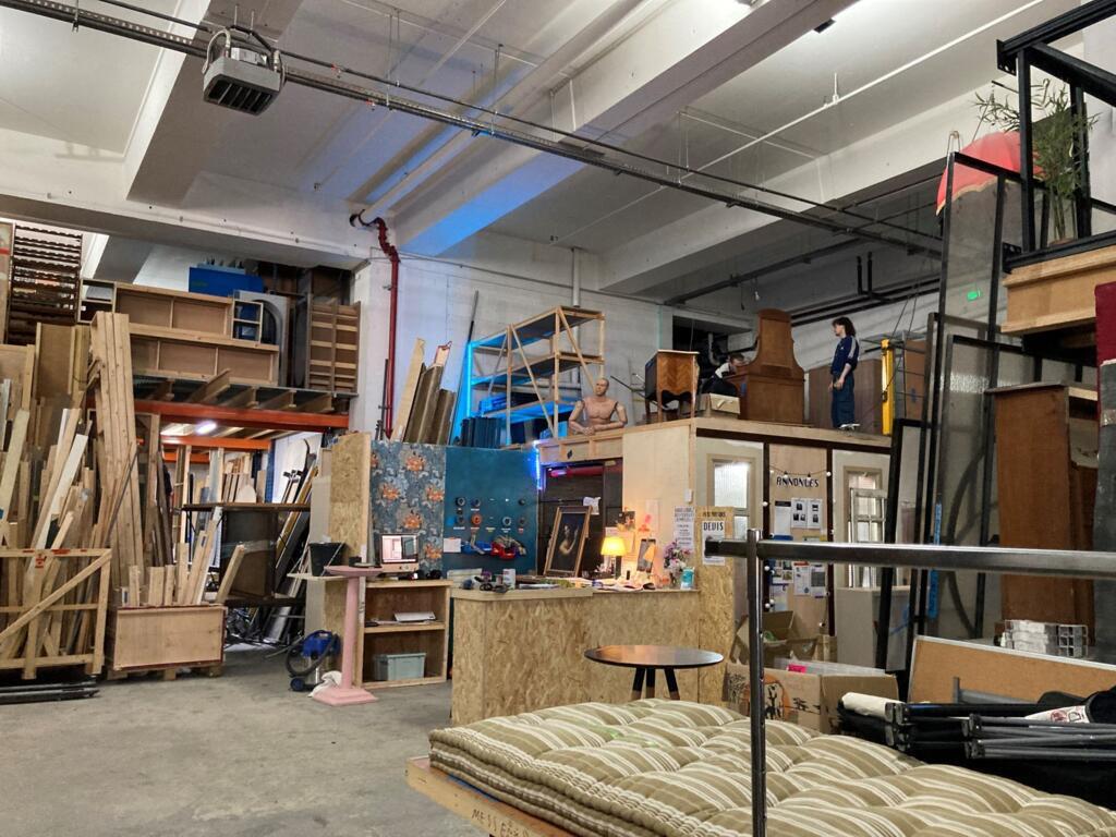 A Montreuil, à l’est de Paris, la Ressourcerie du cinéma favorise le réemploi de décors du septième art.