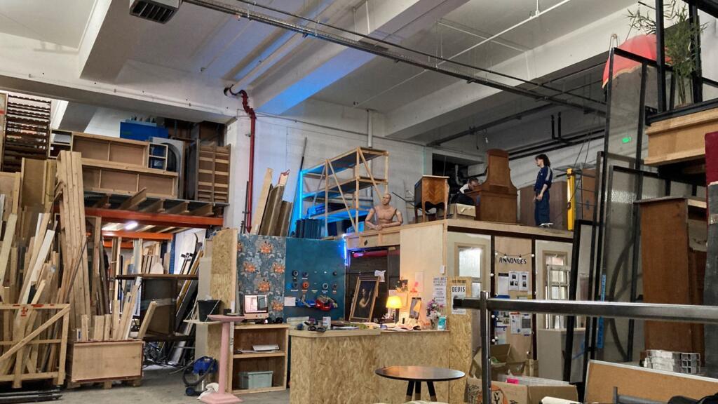 À Montreuil, à l’est de Paris, la Ressourcerie du cinéma favorise le réemploi de décors du septième art.