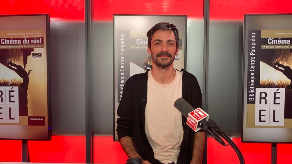 O cineasta Pedro de Filippis, diretor de "Rejeito", único longa-metragem brasileiro selecionado para o festival Cinéma du Réel, na França. Em 27 de março de 2023.