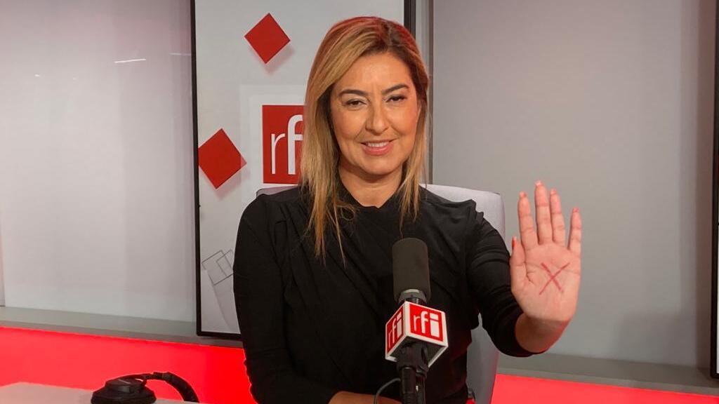 A juíza Renata Gil mostra a palma da mão com o símbolo da campanha Sinal Vermelho contra a violência doméstica.