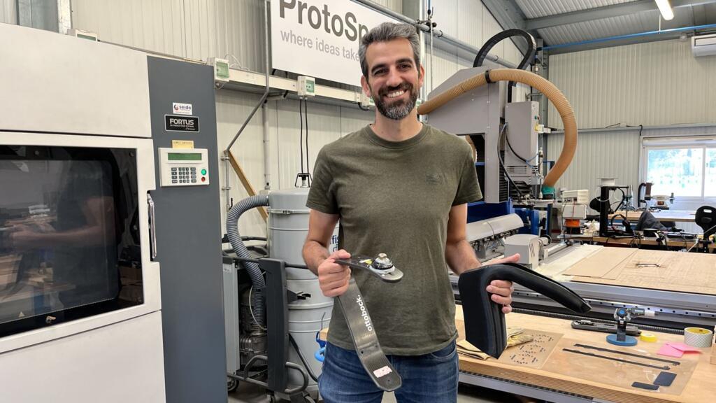 Christophe Debard,diretor do laboratório ProtoSpace da Airbus mostra proteção da prótese de triatleta concebida pela empresa.