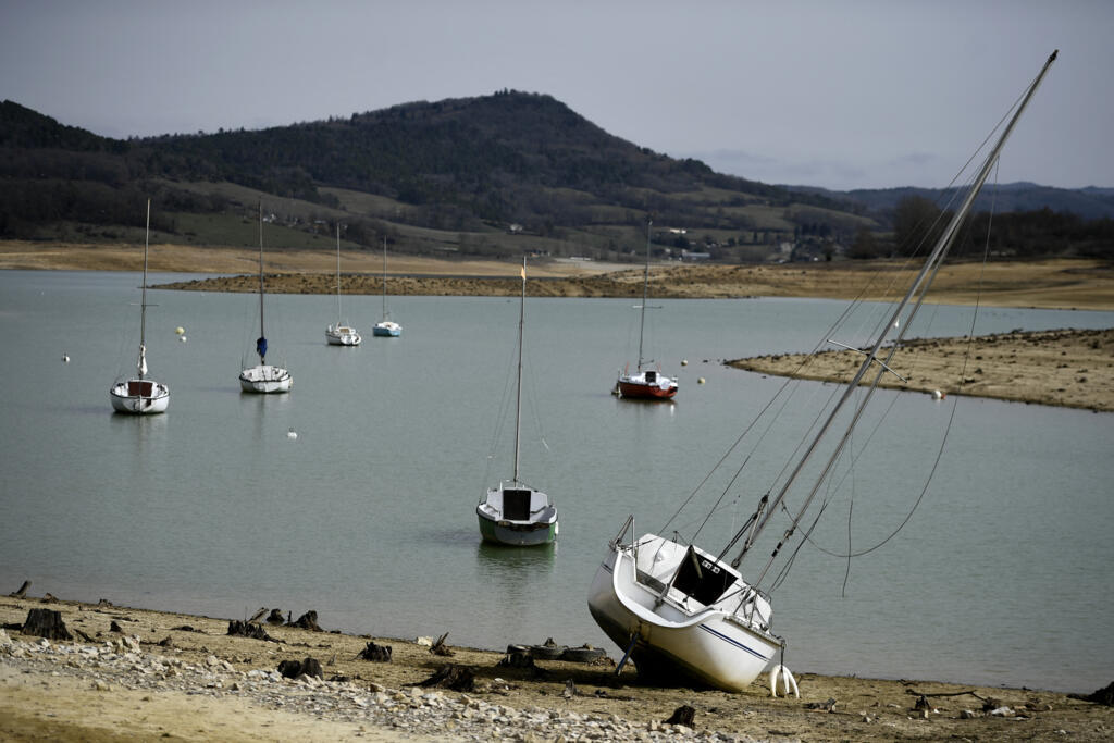 Barcos na areia do Lago Montbel, parcialmente seco, no sudoeste da França, em 21 de fevereiro de 2023.