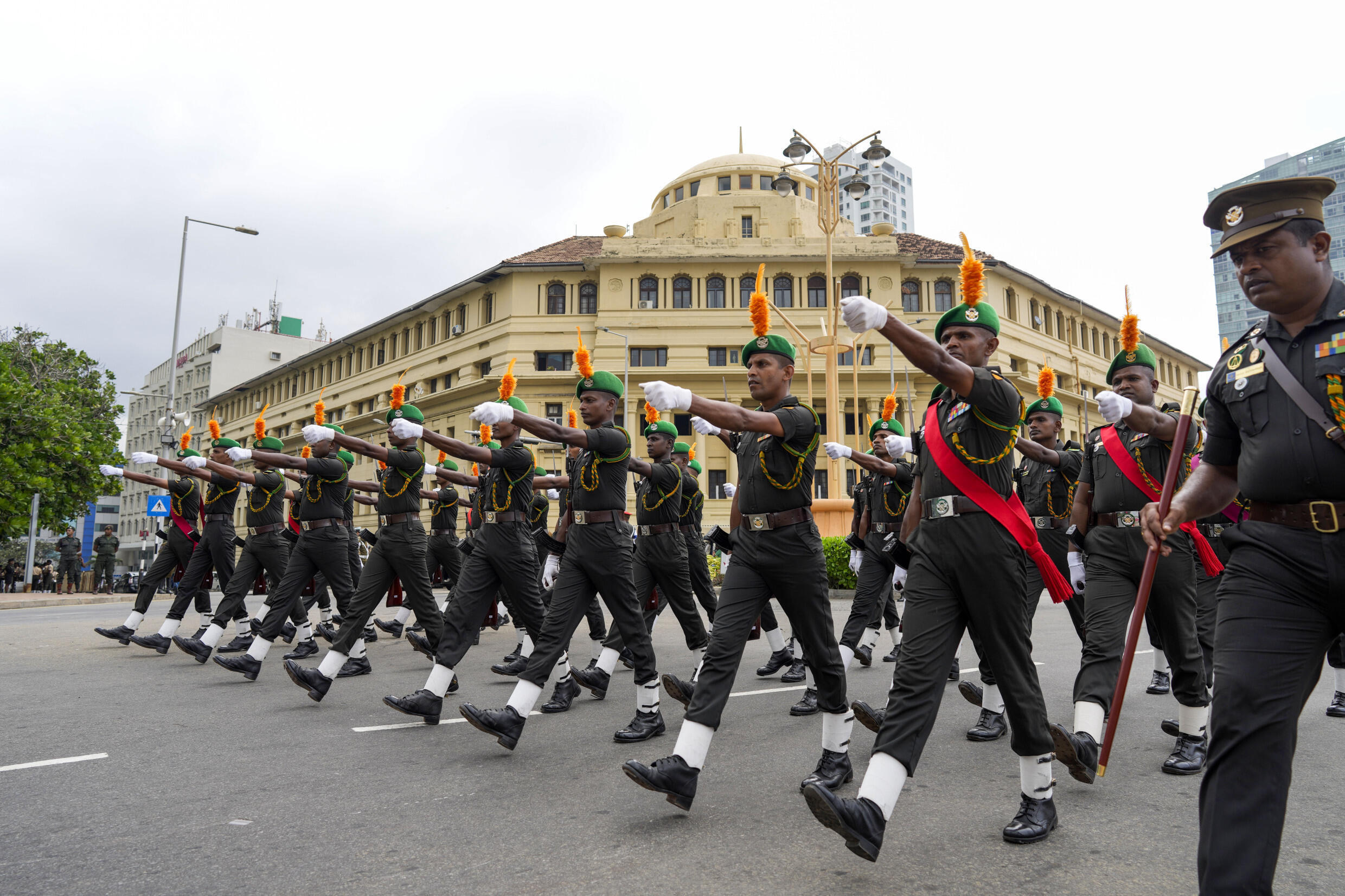 Les troupes du gouvernement sri lankais répètent à l'occasion des célébrations du 75e anniversaire de l'indépendance du pays, le 1er février 2023.