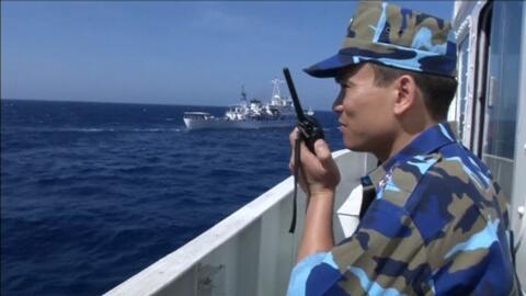 Một sĩ quan cảnh sát biển Việt Nam trên tàu tuần duyên gần khu vực giàn khoan trái phép HD-981 của Trung Quốc, ngày 14/05/2014.