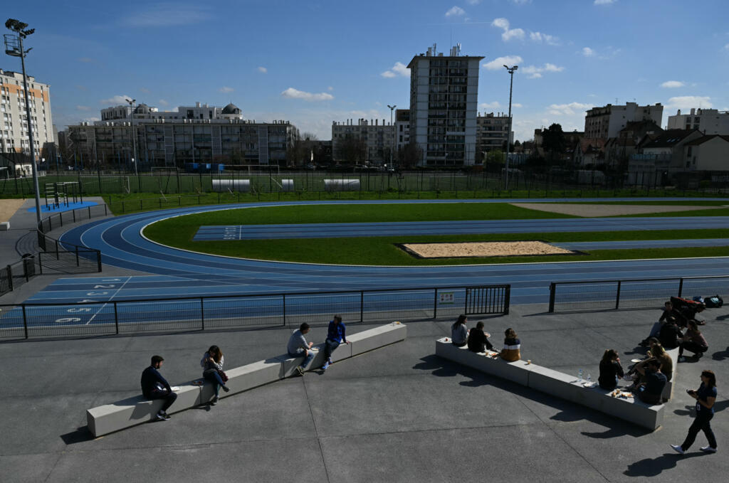 Campo de atletismo no estádio Yves-du-Manoir, em Colombes, perto de Paris, em 19 de março de 2024. Revestimentos do solo de muitas estruturas serão reutilizados em escolas e praças públicas depois dos Jogos de Paris.