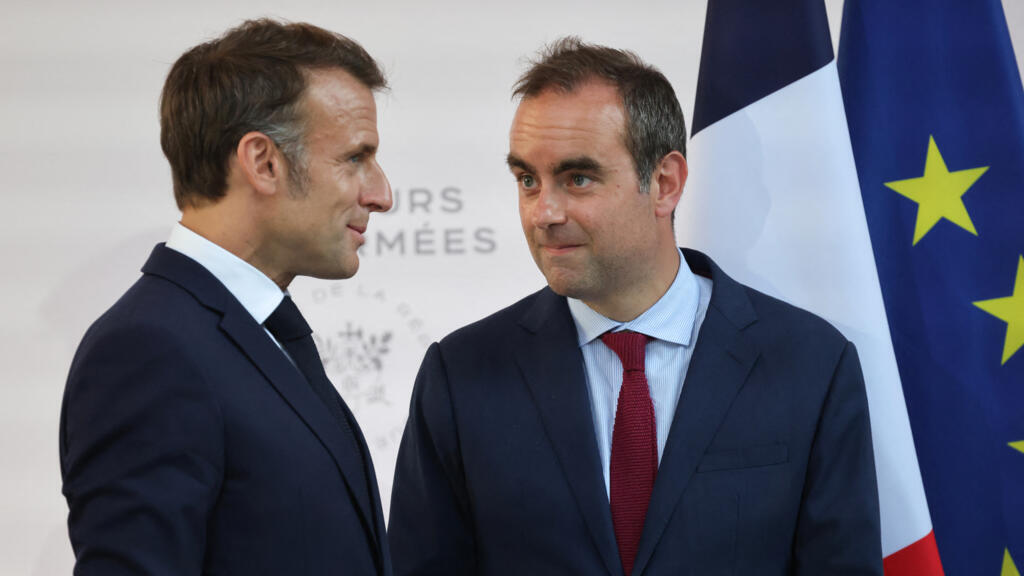 Em imagem de arquivo, Emmanuel Macron, à esquerda, fala com Sébastien Lecornu, em 13 de julho de 2025.