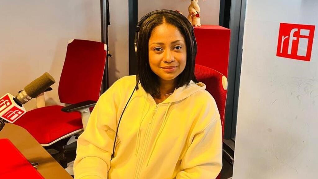 La cheffe Prisca Gilbert dans les studios de RFI.