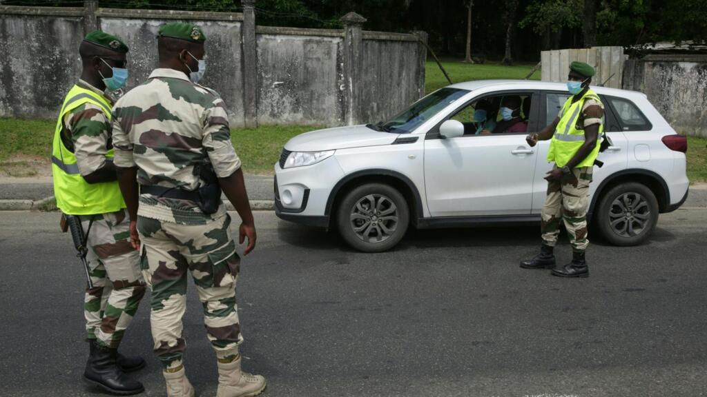 Un contrôle de voiture à un checkpoint à Libreville, au Gabon, lors du confinement, le 13 avril 2020.