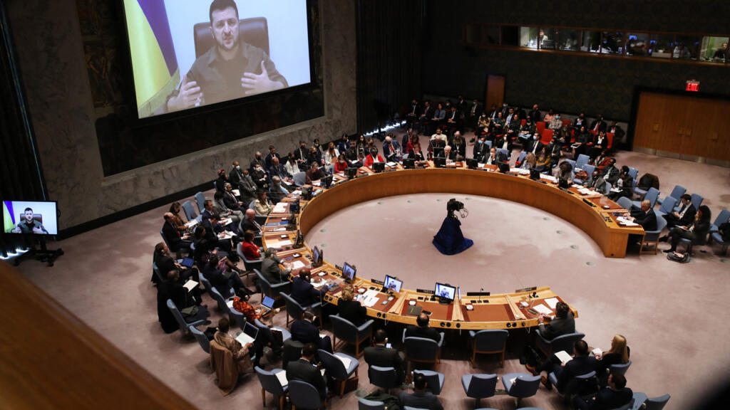 Le président ukrainien Volodymyr Zelensky s'adresse au Conseil de sécurité des Nations unies (ONU) par liaison vidéo le 5 avril 2022 à New York.