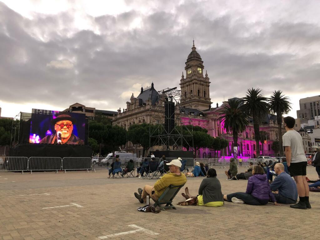 Telão transmitiu homenagem ao arcebispo Desmond Tutu, na Cidade do Cabo (29/12).