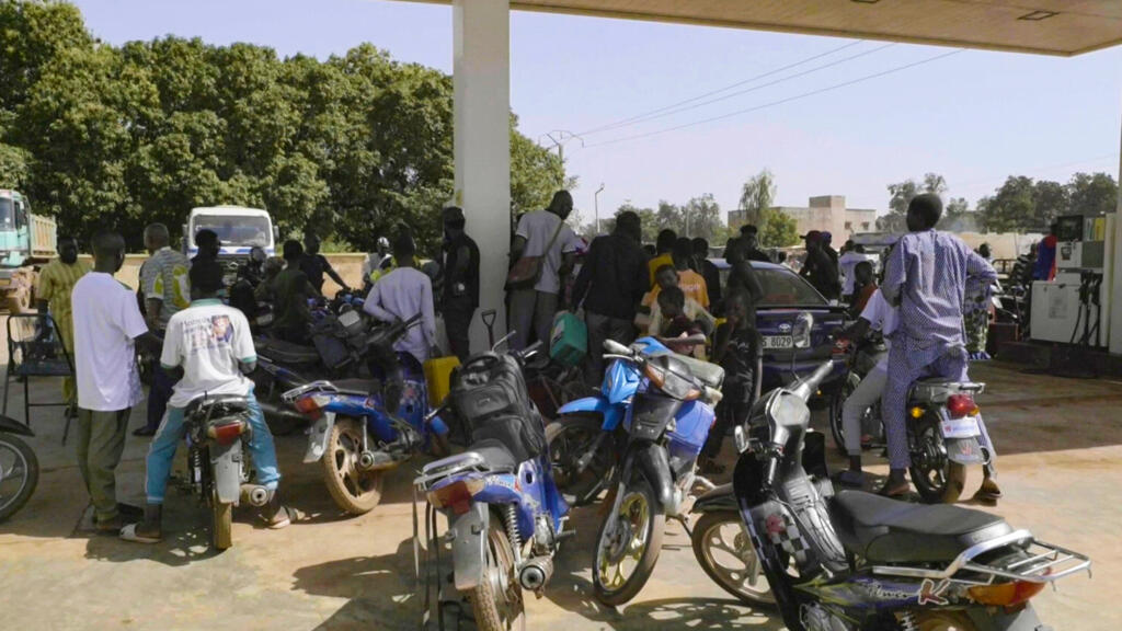 Des personnes font la queue avec leurs motos dans une station-service en raison d'une pénurie de carburant à Bamako, au Mali, le mardi 7 octobre 2025.