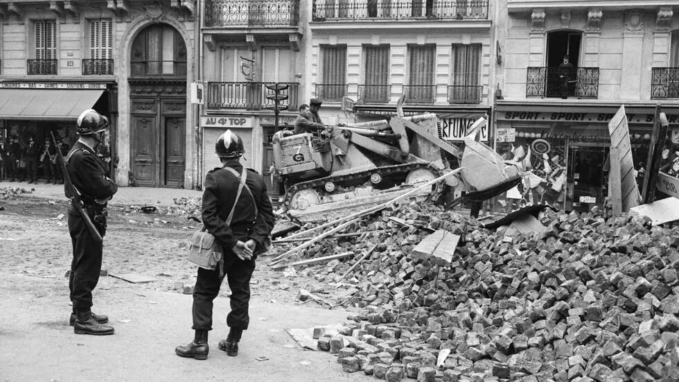 Despeje la las barricadas en la calle Gay-Lussac, en el Barrio Latino, tras los disturbios y enfrentamientos con la policía en la noche del 10 al 11 de mayo de 1968.