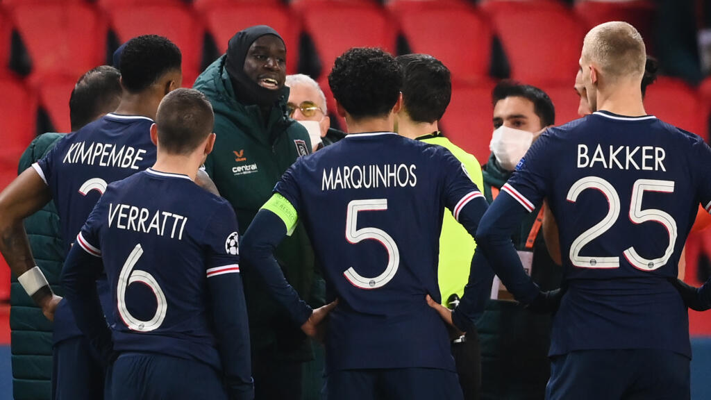 Le sénégalais Demba Ba, exigeant de l'arbitre principal de la rencontre, que le quatrième arbitre incriminé quitte le terrain.