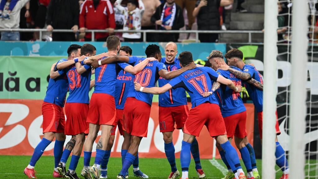 Hora a bucuriei ros albastre cu Vlad Iulian Chiricheș, Octavian George Popescu si David Raul Miculescu dupa un gol marcat în meciul de fotbal dintre FCSB si CFR Cluj, din cadrul Play off-ului Superligii Superbet, desfasurat pe Arena Nationala din Bucuresti, duminica 20 aprilie 2025.