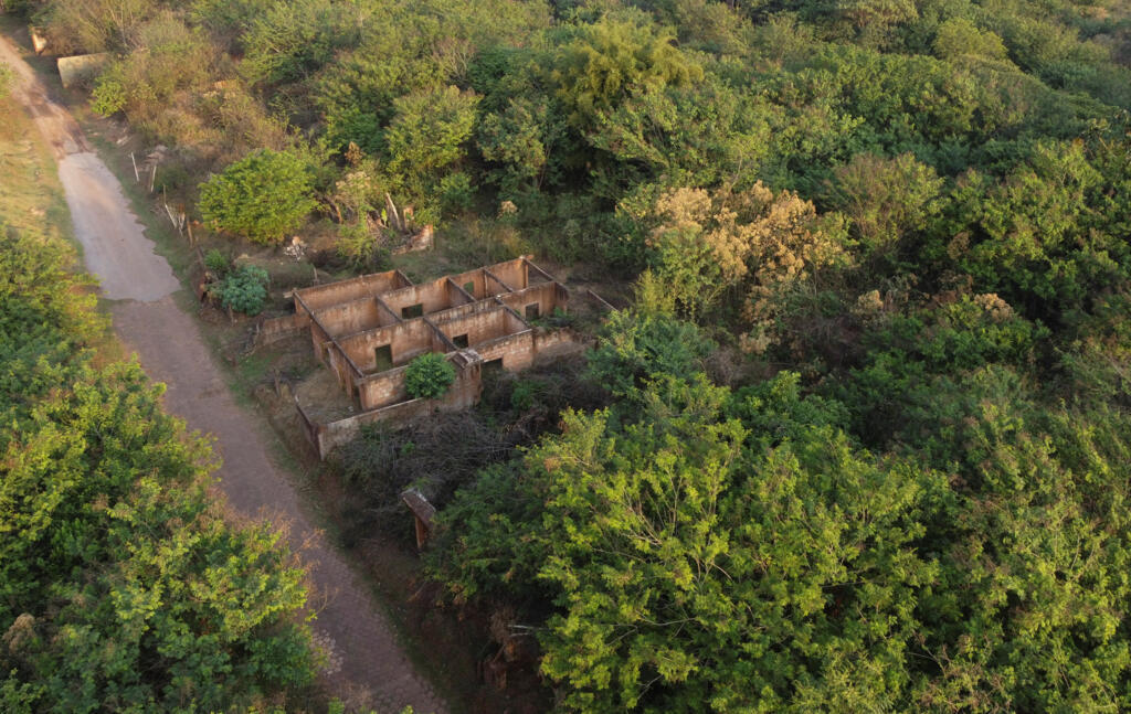 Vista de drone mostra os restos de uma casa no distrito de Bento Rodrigues, que ficou coberta de lama após o rebentamento de uma barragem pertencente à Vale SA e à BHP Billiton Ltd em Mariana, estado de Minas Gerais, Brasil, 17 de outubro de 2024.