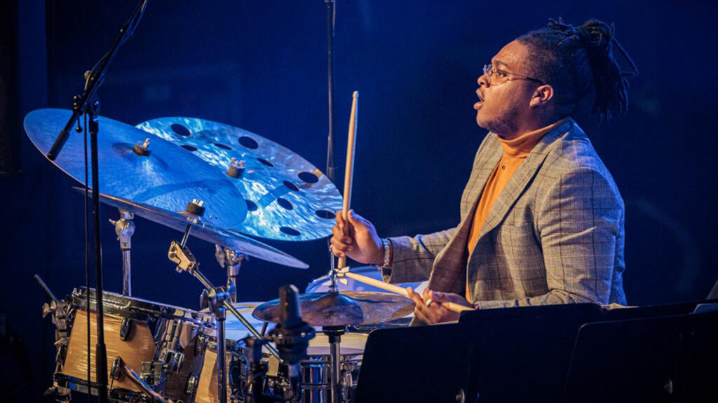 Le batteur Domo Branch sur scène lors du 43ème festival « Jazz sous les pommiers ».