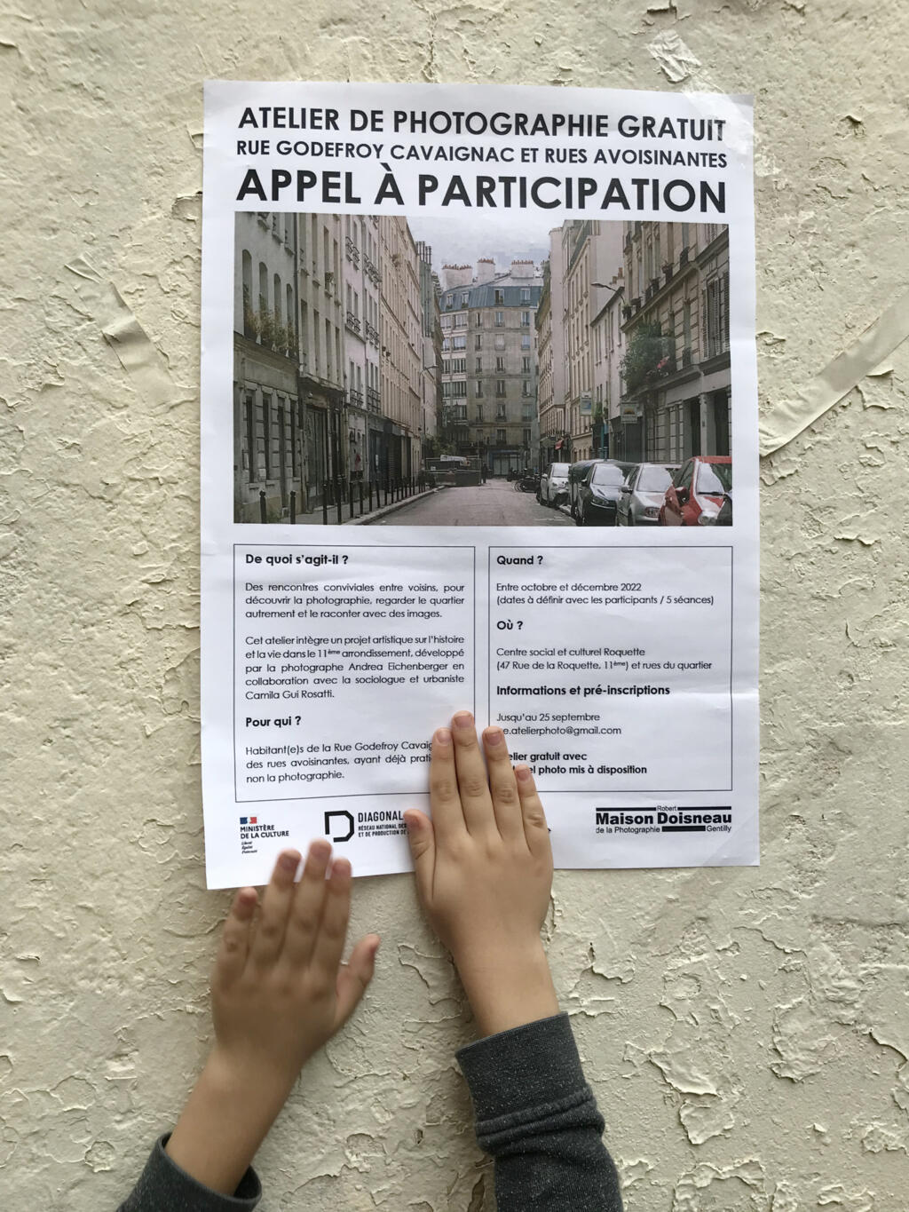 Folheto convoca moradores de bairro a participar de oficina fotográfica em Paris.