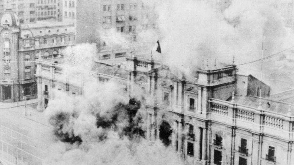 Palácio presidencial La Moneda, 11 de setembro de 1973. Bombardeado por tanques em terra e aviões de combate, o palácio pegou fogo. Esse edifício do final do século XVIII havia sido o Palácio da Casa da Moeda, daí seu nome, antes de se tornar a sede da presidência chilena em 1845.