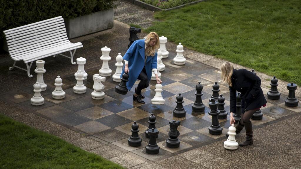 Deux journalistes russes jouent à un jeu d'échecs géant, dans les jardins du Beau-Rivage Palace à Lausanne. Les négociations sur le nucléaire n'en finissent pas de se prolonger, et les informations tangibles filtrent au compte-gouttes.