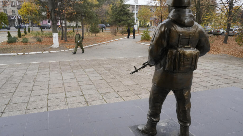 Monument dedicat armatei ruse în apropierea Centrului operațional al forțelor armate ruse de la Tiraspol, Transnistria, R. Moldova, 1 noiembrie 2021