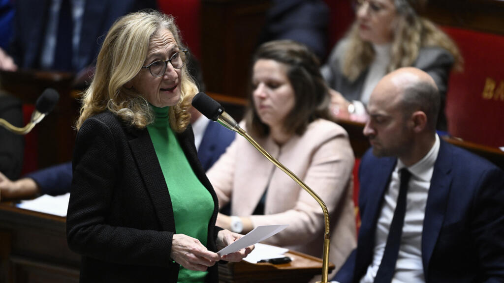 A ministra da Educação francesa, Nicole Belloubet, determinou uma investigação administrativa para averiguar se houve negligência no colégio em Montpellier, em que uma aluna de 15 anos foi espancada na saída das aulas.