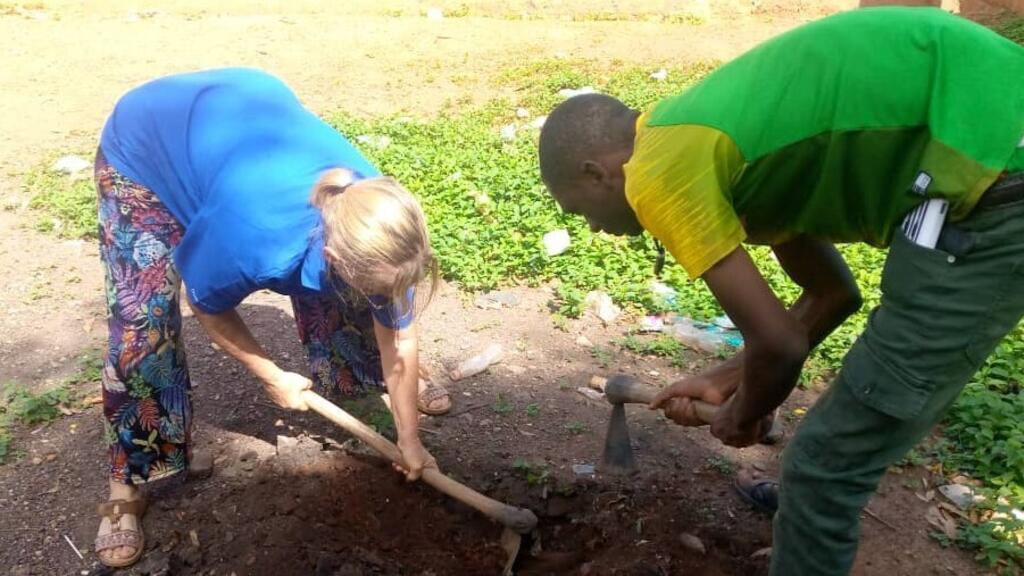 Démonstration, plantation d’un arbre.