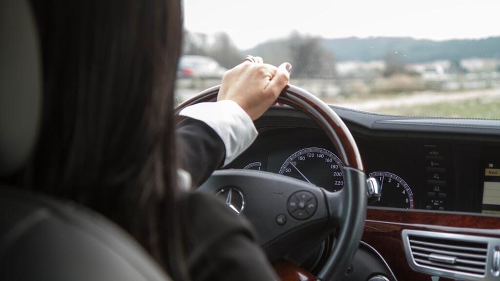 Sana Biri, chauffeur VTC, a vu ses revenus fondre et les charges augmenter.