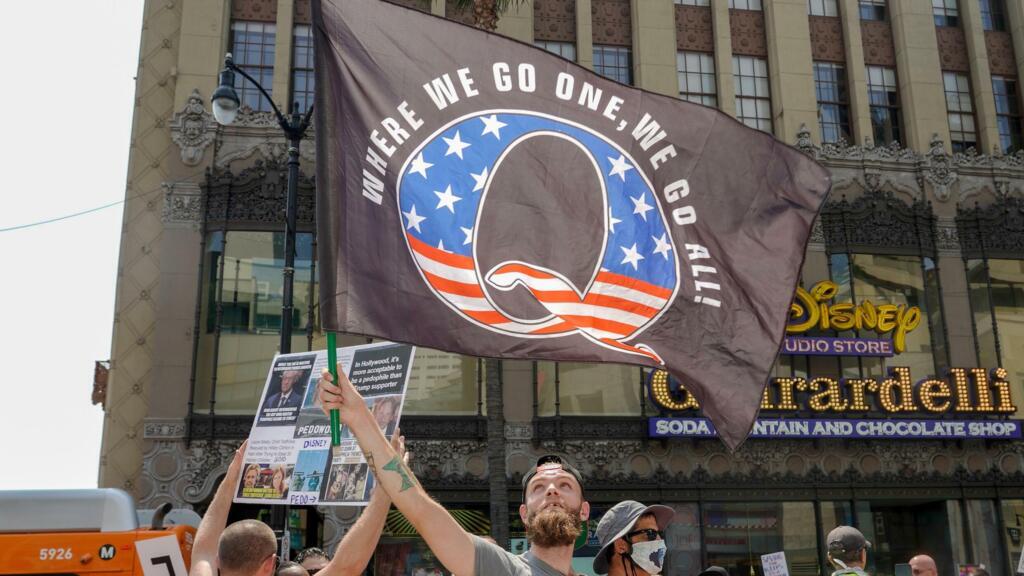 Apoiador da teoria da conspiração do Qanon, durante manifestação nos Estados Unidos.
