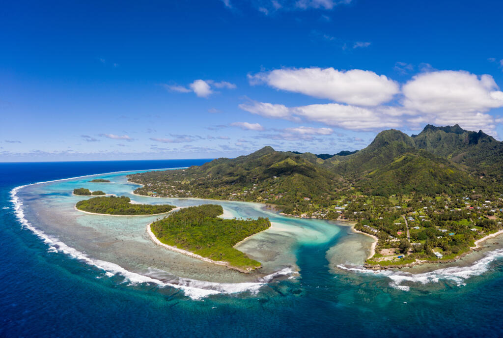 Vue aérienne de la plage et du lagon de Muri, avec ses trois îles, à Rarotonga, dans l'archipel des îles Cook, dans le Pacifique.
