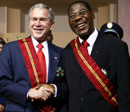 Le président américain, George W. Bush, est reçu par le président béninois, Boni Yayi.
