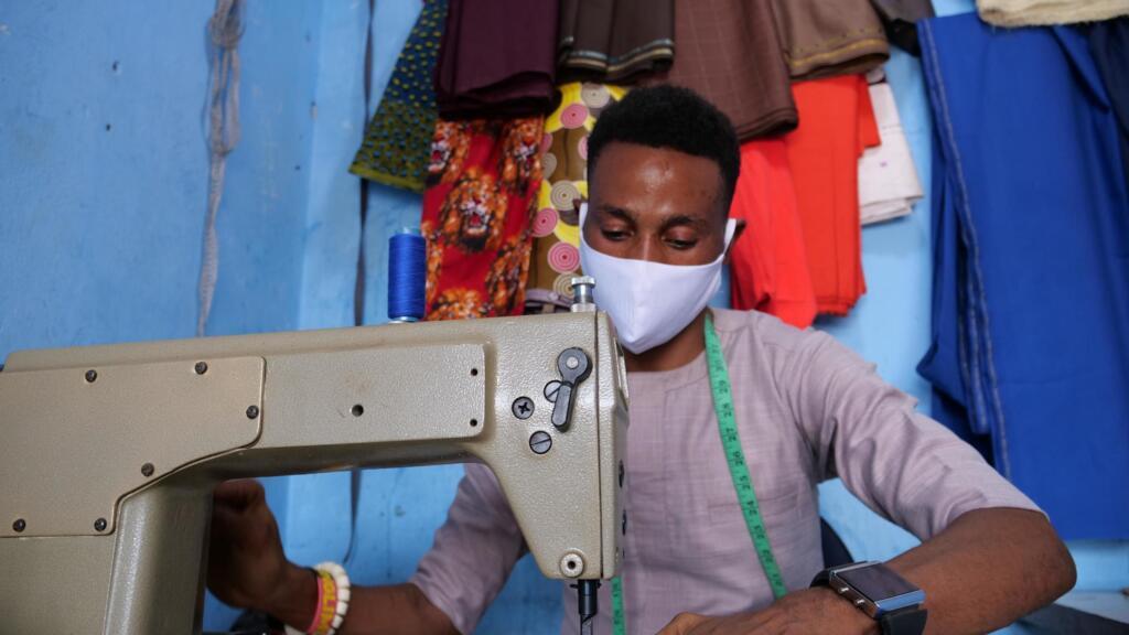 Emmanuel Ojo fabrique des masques dans son atelier de couture.