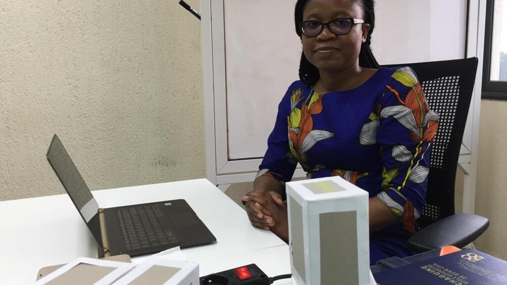 Marielle Agbahoungbata, coordinatrice de X-TechLab, devant des modèles en carton qu'elle utilise pour expliquer la structure des matériaux.