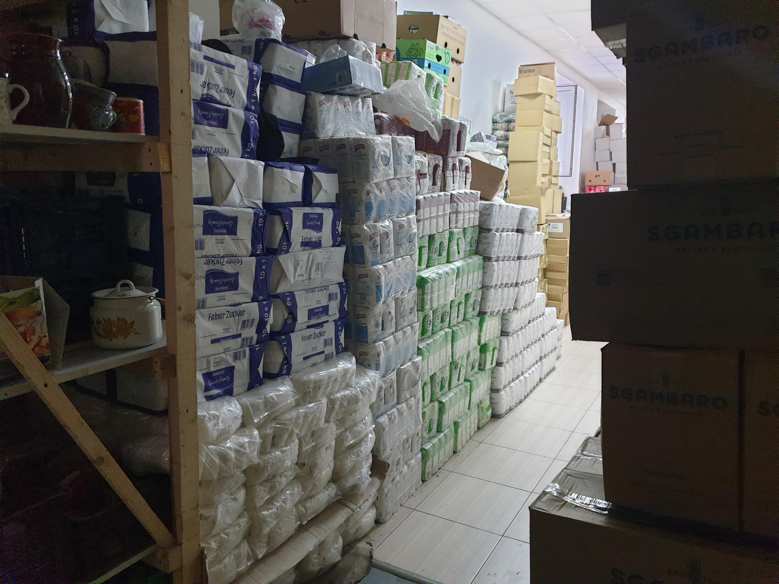 De la nourriture pour les déplacés est stockée dans les couloirs du centre d'aide, à Odessa, en Ukraine, le 3 septembre 2022.