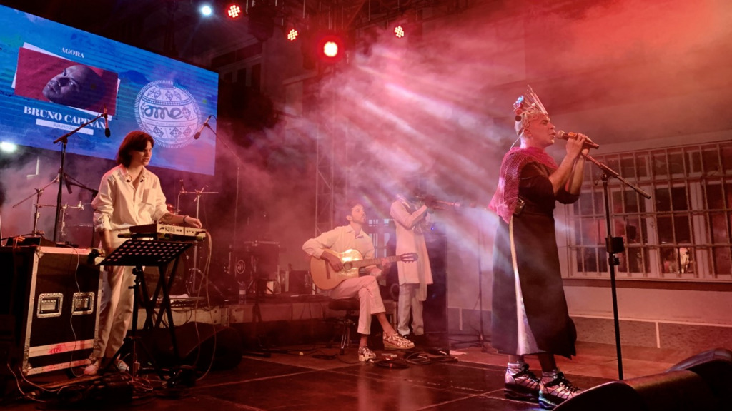 Originaire de Salvador de Bahia au Brésil, Bruno Capinan a découvert lors de ce premier concert au Cap Vert la créolité et la fierté des Cap, version «peuple métissé».