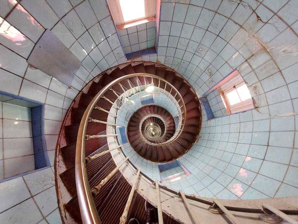 L'escalier métallique en colimaçon du phare de la Coubre est l'un des joyaux architecturaux de l'édifice, réalisé selon les plans définis par Gustave Eiffel.