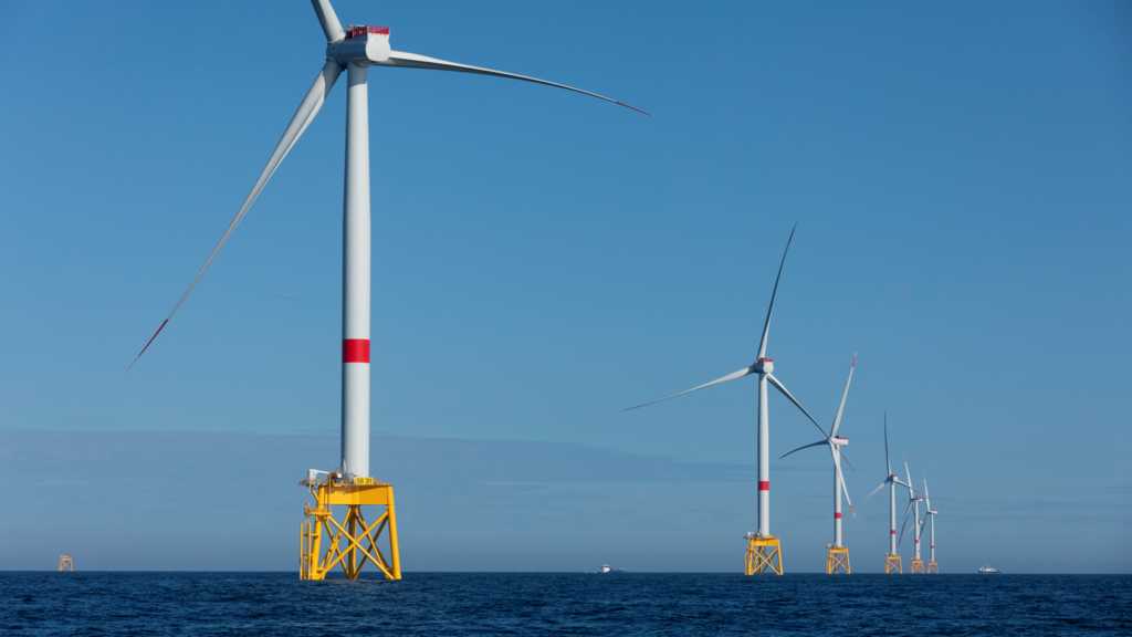 Une portion des 62 éoliennes du parc éolien en mer de St Brieuc au large de la Bretagne (photo d'illustration).