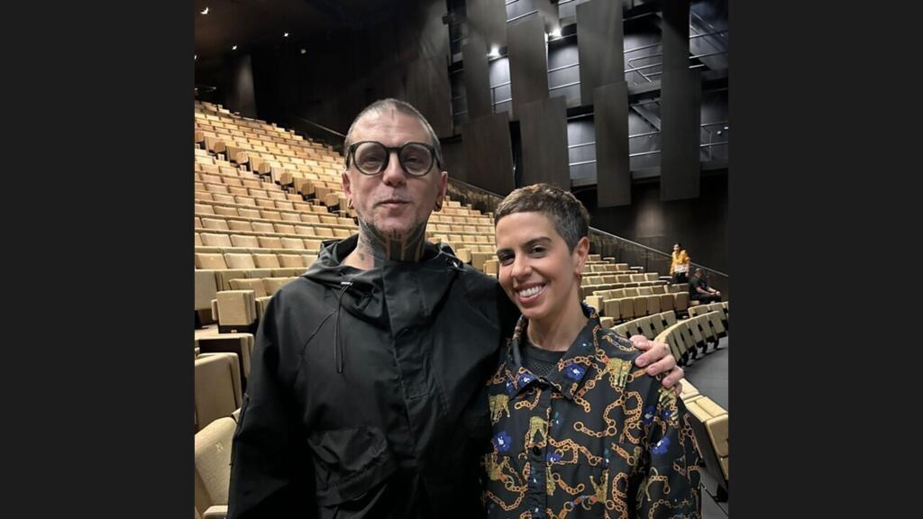 O diretor artístico do Balé da Cidade de São Paulo, Alejando Ahmed (E), e a coreógrafa Rafaela Sahyoun no Théâtre de la Ville, em Paris, em 22 de setembro de 2025.