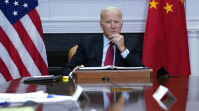 Tổng thống Mỹ Joe Biden, người khởi xướng hội nghị các nền dân chủ, trong cuộc gặp thượng đỉnh trực tuyến với chủ tịch Trung Quốc Tập Cận Bình ngày 15/11/2021, từ Nhà Trắng, Washington.