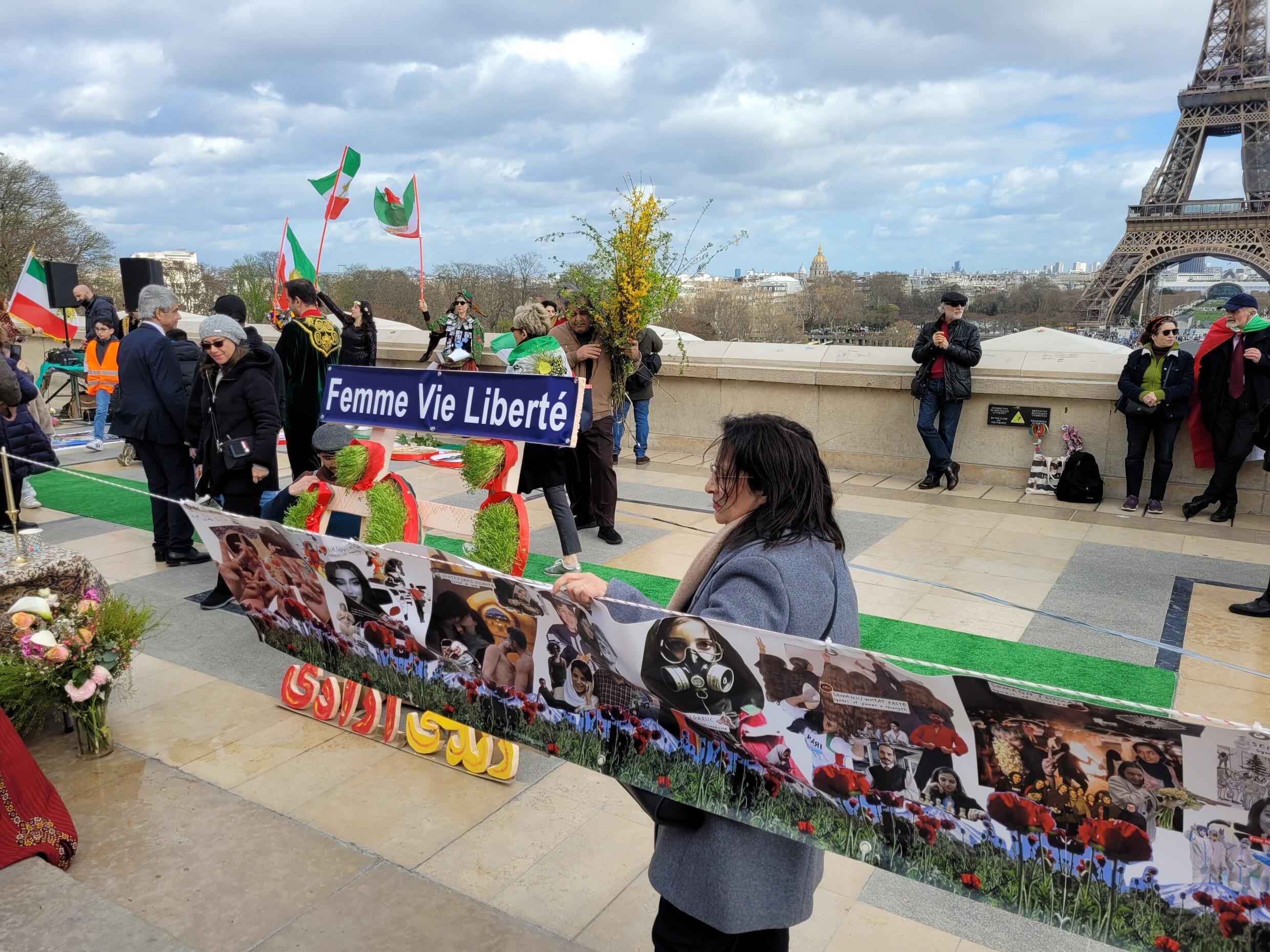«Cette année, on dédie ce rassemblement au mouvement «Femme, Vie, Liberté», à toutes ces femmes d’Iran et d’Afghanistan qui se battent tous les jours contre un gouvernement tyrannique, dictatorial, théocratique, et surtout misogyne», explique Nazila Golestan, porte-parole de l’association Hamava.
