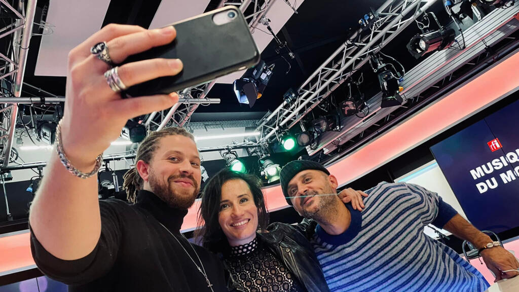 Swaéli Mbappé, Nesrine et Vincent Miñana à RFI, en mode selfie.