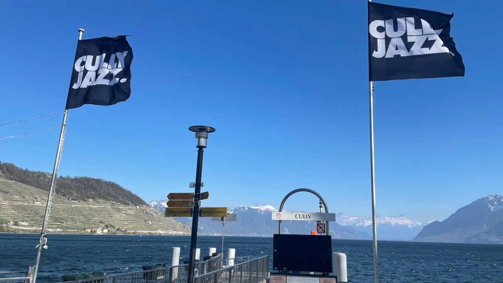 Les drapeaux du jazz sont hissés fièrement au bord du Lac Leman.