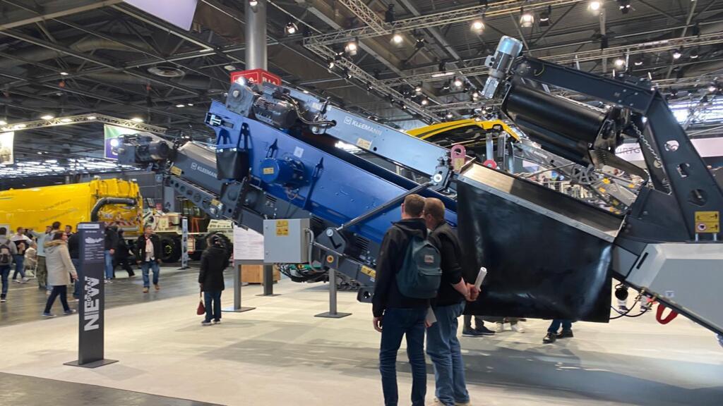 5 étudiants du centre Gustave Eiffel en visite au salon Intermat, un salon consacré à la construction qui s’est tenu fin avril à Villepinte, au nord de Paris.