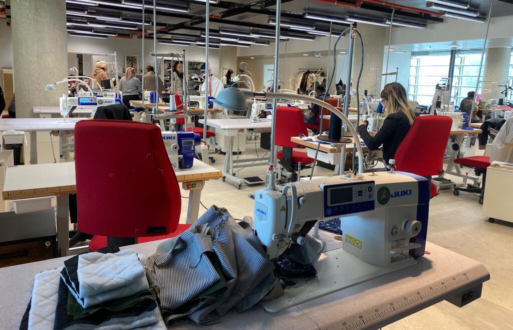 Ateliês também recebem trabalhadores em reinserção profissional, orientados por profissionais com experiência na alta costura francesa.