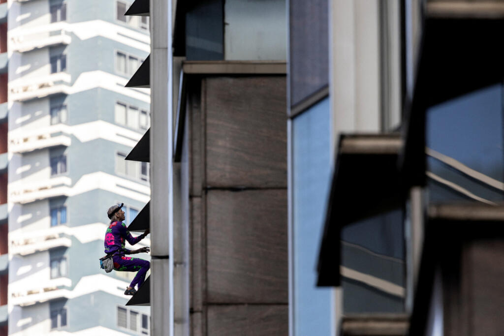 Alain Robert, surnommé le Spiderman français, escaladant un gratte-ciel de Manille, le 5 mars 2024, en signe de solidarité avec le combat du David philippin contre le Goliath chinois.