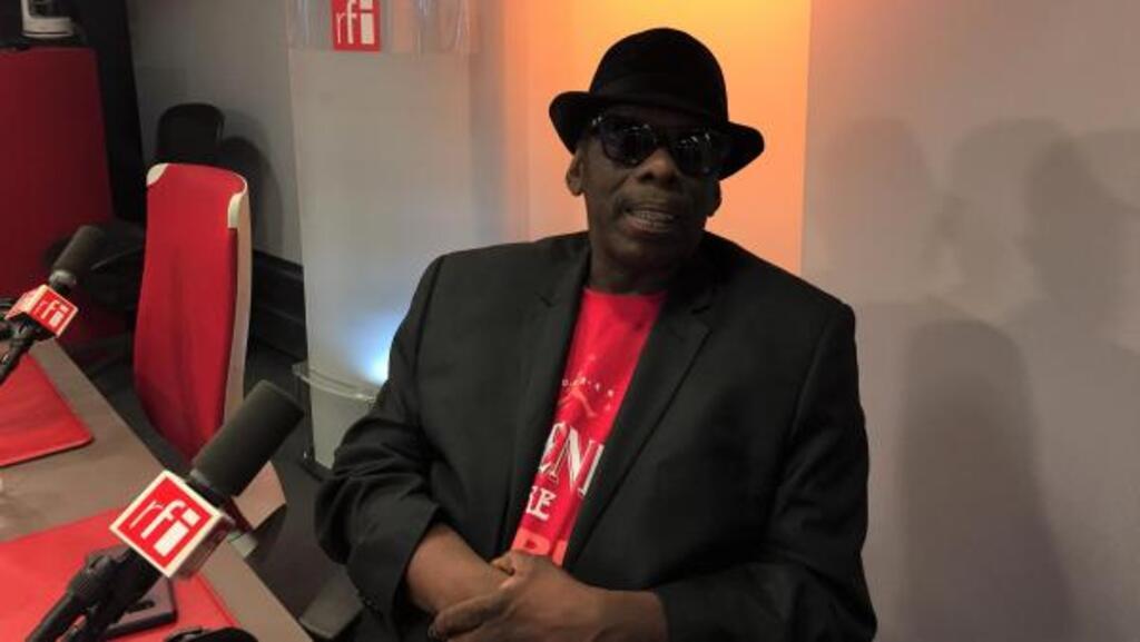 Lucky Peterson au micro de Joe Farmer en novembre 2017.