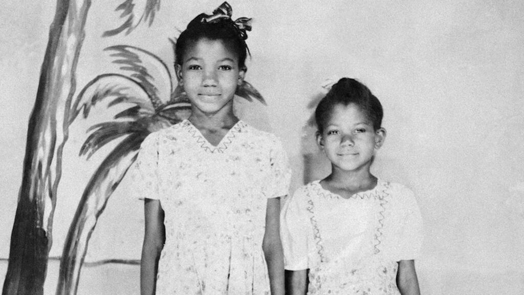 Wilma Rudolph à six ans, à droite, pose pour une photo avec sa sœur Yvonne.
