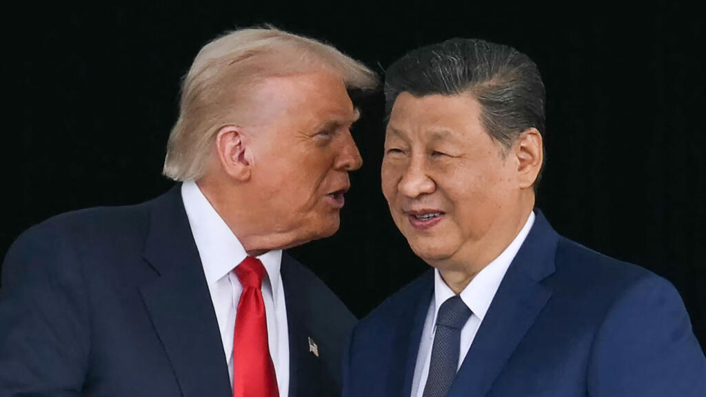 Donald Trump și Xi Jinping la baza aeriană Gimhae, Busan, Coreea de Sud, 30 octombrie 2025.