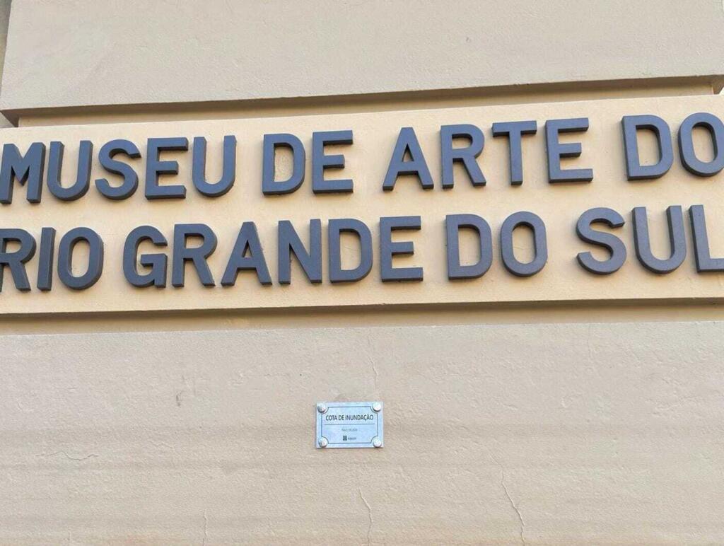 Indicação no Museu de Arte do Rio Grande do Sul mostra o nível em que a água chegou durante as enchentes de maio 2024.