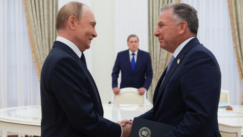 Tổng thống Nga Vladimir Putin (T) tiếp Steve Witkoff, đặc sứ của nguyên thủ Mỹ Donald Trump, tại điện Kremlin, Matxcơva, ngày 06/08/2025. 