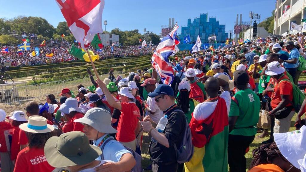 Des dizaines de milliers de jeunes catholiques du monde entier sont rassemblés dans le Parc Edouard VII à Lisbonne pour la cérémonie d'ouverture des JMJ avec le pape François.